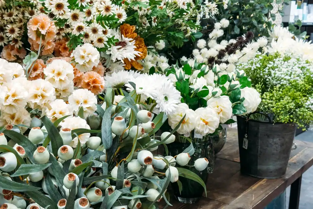Flores blancas, durazno y follaje verde