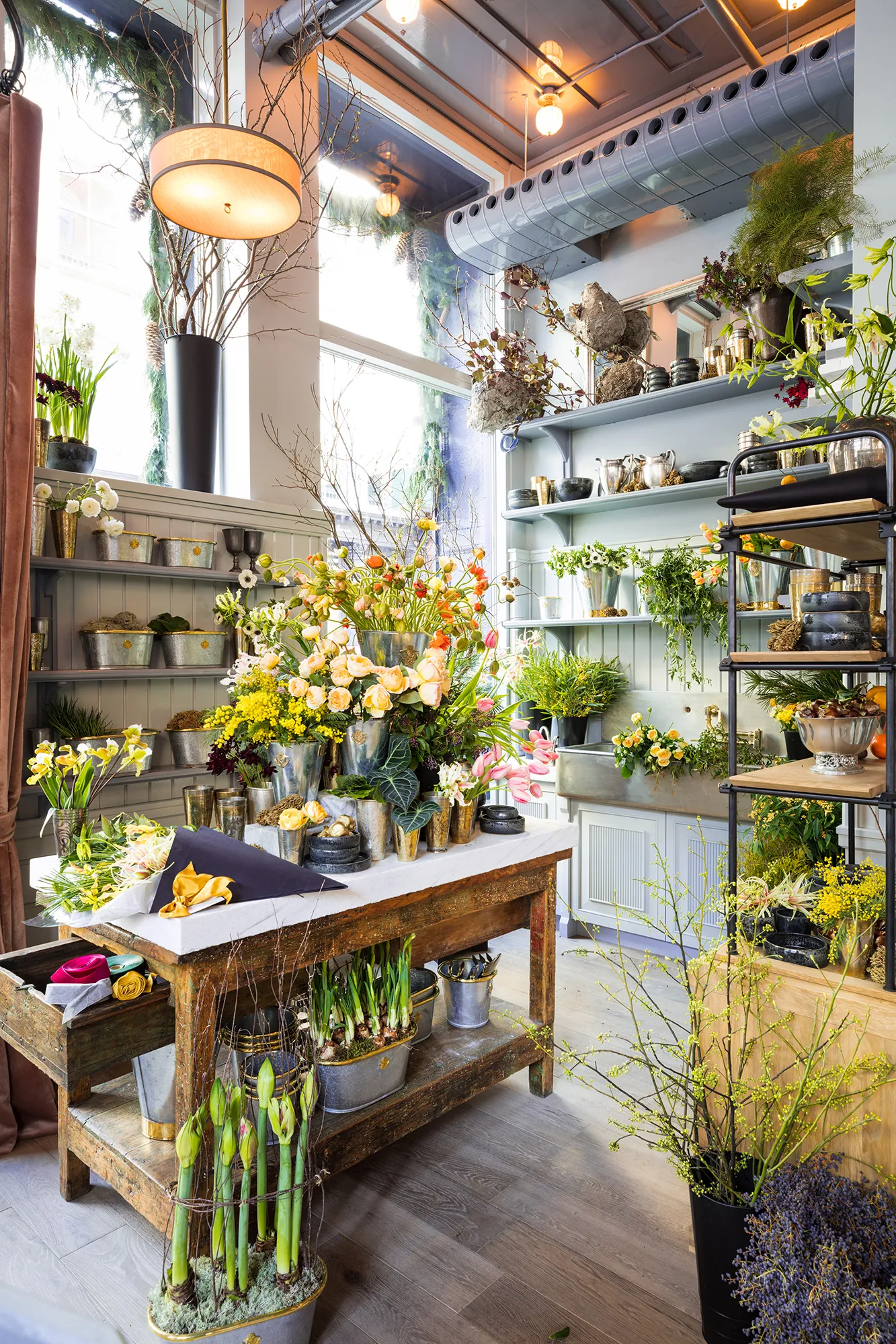 Espacio con arreglos florales y recipientes decorativos